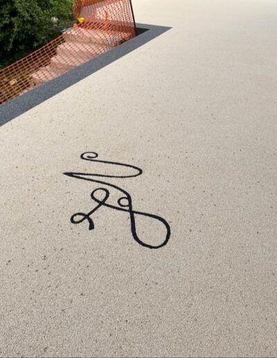 terrasse en granulat de marbre avec création d'initiales